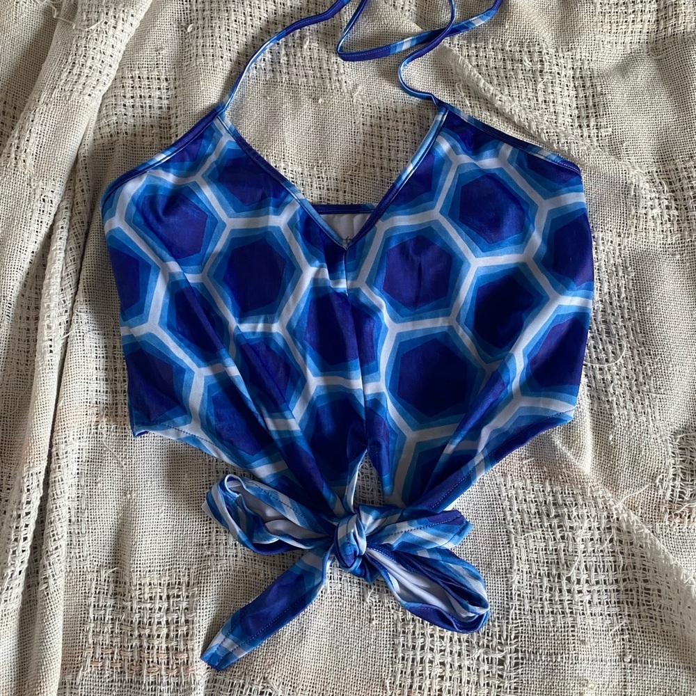 BNWT Kortni Jeane Blue Geo Tied Up Top
